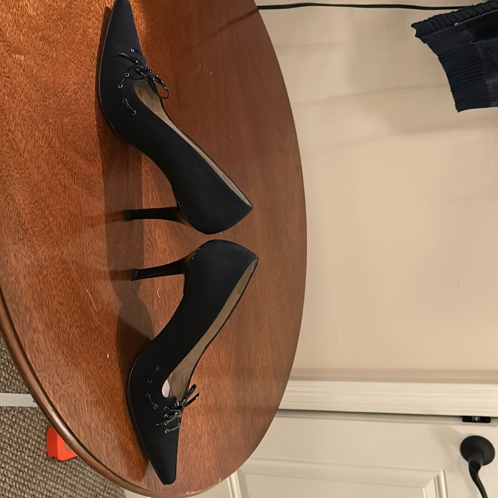 Stuart Whitman 8N 
3 1/2” heels with beautiful corseting detail.
Great condition